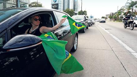 Kampf auf der Straße. Anhänger des brasilianischen Präsidenten Jair Bolsonaro demonstrieren mit ihren Autos gegen Ausgangsbeschränkungen in Porto Alegre.