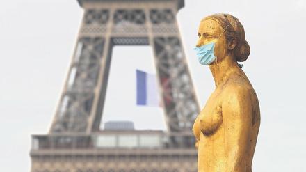 Bleibt Paris die Vitrine für internationale Kultur? Eine Figur mit Schutzmaske in den Jardins du Trocadéro.