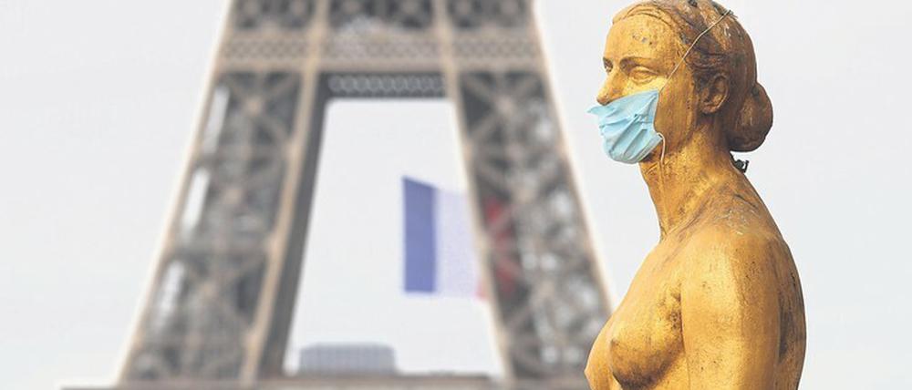 Bleibt Paris die Vitrine für internationale Kultur? Eine Figur mit Schutzmaske in den Jardins du Trocadéro.