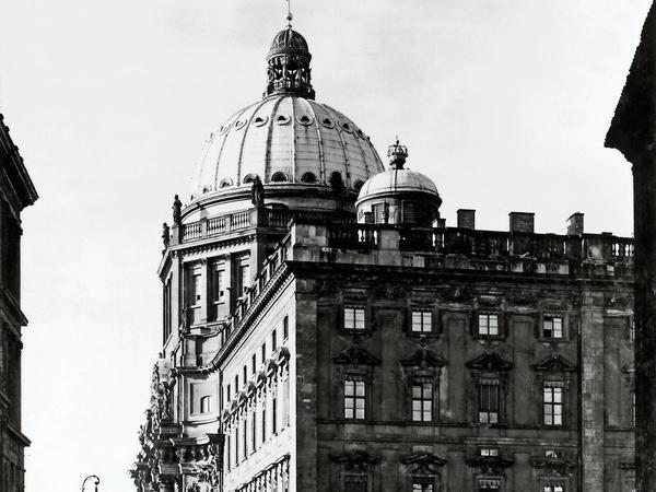 Himmelszeichen: Blick vom Schlossplatz auf Kuppel und Kreuz, um 1930. 