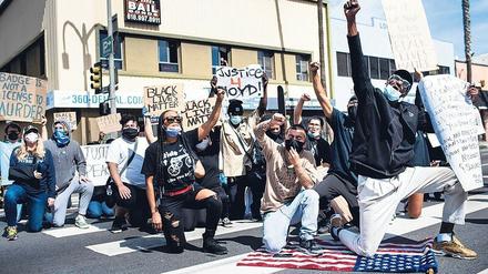 Demonstranten im Stadtteil Van Nuys von Los Angeles knien nach der Ermordung von George Floyd nieder zum Protest. 