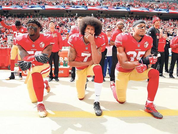 Gegen Polizeigewalt: Football-Star Colin Kaepernick (Mitte) von den San Francisco 49ers. 