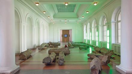 Wo Basaltblöcke brach liegen. Die Installation „Das Ende des 20. Jahrhunderts“ von Joseph Beuys (1982–83) gehört zu den Hauptwerken der Neuen Nationalgalerie. Ab Sonntag ist sie endlich wieder zu sehen, wenn der Hamburger Bahnhof nach der Zwangspause durch Corona wieder eröffnet. 