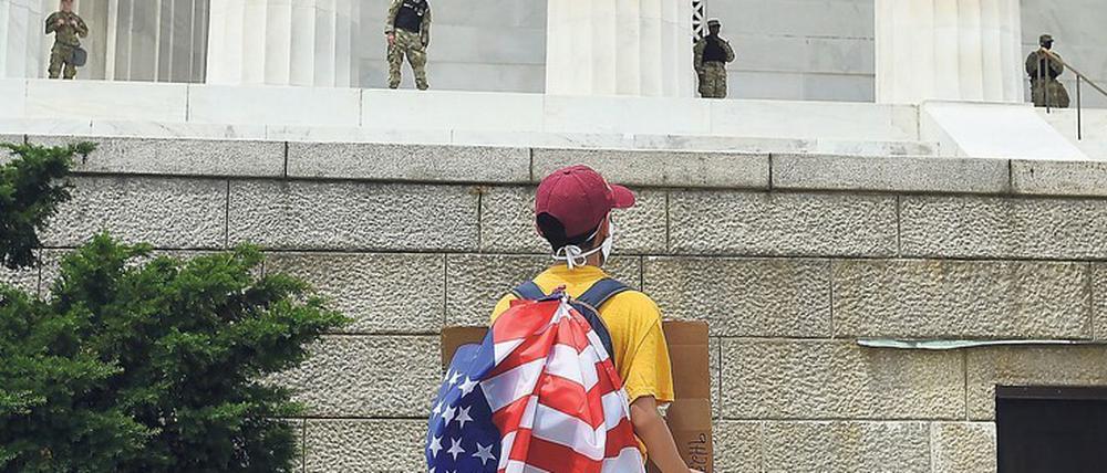 Vor dem Lincoln-Memorial versucht ein Demonstrant, mit Mitgliedern der Nationalgarde zu kommunizieren.