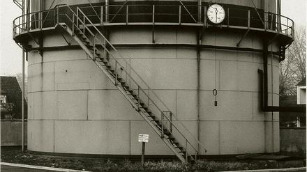 „Gasbehälter“. Das Bild von Bernd und Hilla Becher ist Teil der aktuellen Ausstellung „Time Present“ - Fotografien der Deutsche Bank Collection.