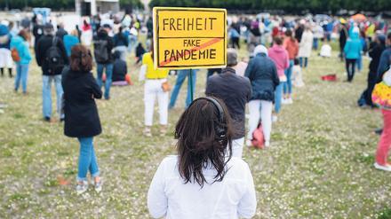 Die Teilnehmerin einer Demonstration gegen Coronamaßnahmen in München.