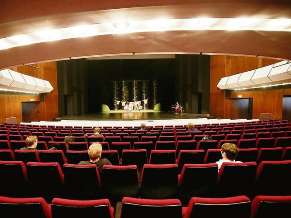 Hier probt das Berliner Theater Strahl - anders als in Berlin darf in NRW bereits wieder gespielt werden.