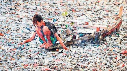 Der Flaschenfischer. Der in Berlin lebende Projektkünstler Dodi Reifenberg prangert in großformatigen Collagen den Wahnsinn der Plastikproduktion an.