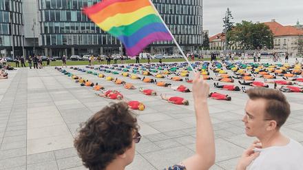 Regenbogen-Protest. Warschauer Demonstration gegen queerfeindliche Politik in Polen. 