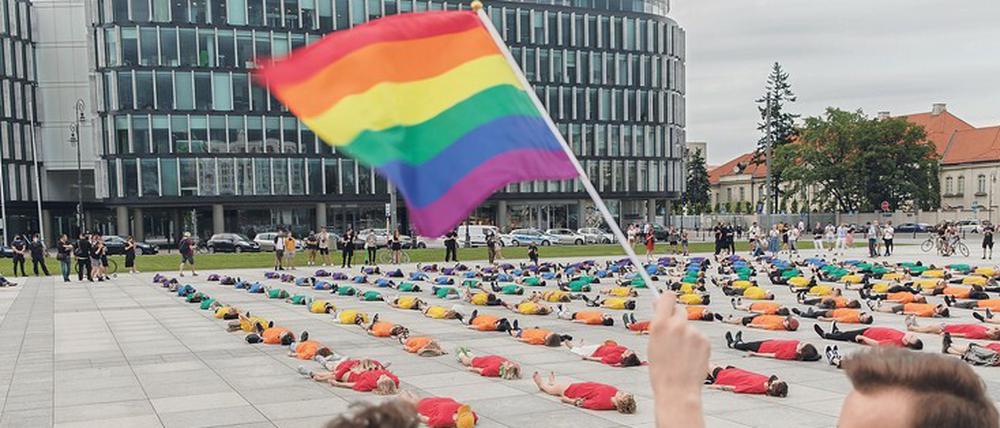 Regenbogen-Protest. Warschauer Demonstration gegen queerfeindliche Politik in Polen. 