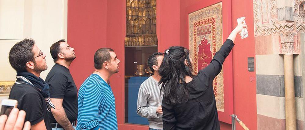 Oft fehlt Aktualität. Beim Projekt „Multaka“ klappt es. Geflüchtete führen seit 2015 durch das Museum für Islamische Kunst. 
