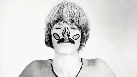 „Die weißen Flecken meiner Körper-Landschaft“: 1968 kennzeichnete Timm Ulrichs die ihm niemals direkt sichtbaren Bereiche seines Körpers.