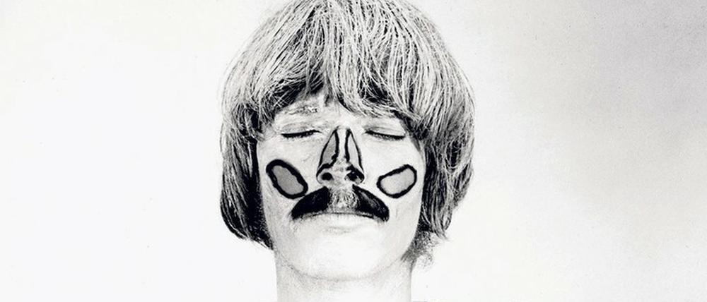 „Die weißen Flecken meiner Körper-Landschaft“: 1968 kennzeichnete Timm Ulrichs die ihm niemals direkt sichtbaren Bereiche seines Körpers.