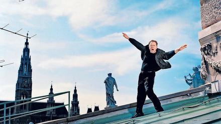 Regisseur Claus Peymann auf dem Dach des Wiener Burgtheaters.