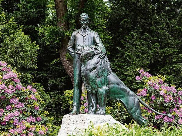 Koloniales Erbe. Die umstrittene Statue von Carl Hagenbeck. Foto: Daniel Bockwoldt/dpa