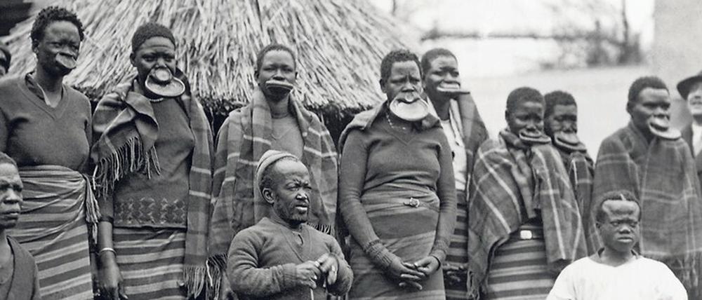 Menschenunwürdig ausgestellt. Angehörige der afrikanischen Sara Kaba. Die Aufnahme entstand in den 1920ern auf einer Völkerschau im Berliner Zoo. Foto: Picture Alliance/Ullstein