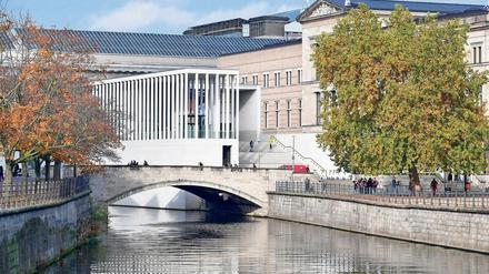 Über diese Brücke müsst Ihr gehen. Die Museumsinsel ist der Nukleus der Staatlichen Museen zu Berlin. 