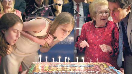 Herzlichen Glückwunsch. Ruth Westheimer ist 92 Jahre alt.
