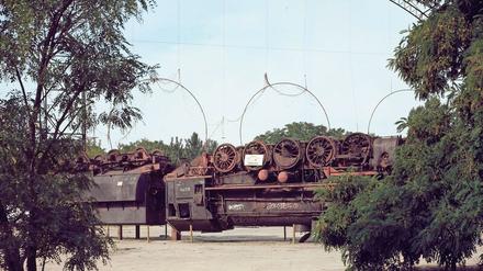Angehaltener Bahnhof. Wolf Vostell legte anno 1987 eine Dampflok auf den Rücken – „La Tortuga“. Der Stahlbogen markierte den Umriss der großen Bahnhofshalle. 