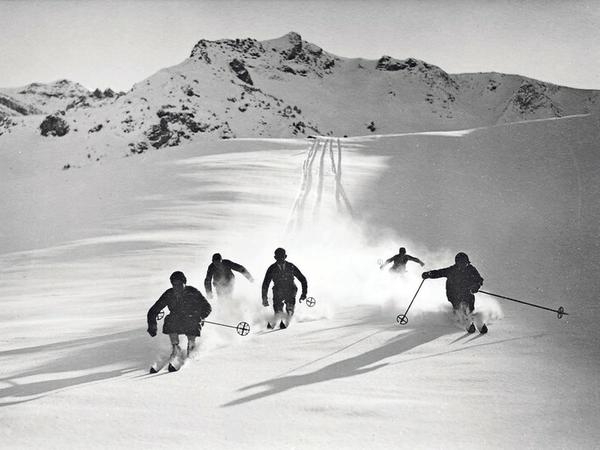 Ski heil in der Schweiz. Emanuel Gyger und Arnold Klopfenstein hielten ab 1920 Skifahrer fest. Zu sehen in der Sammlung von Daniel Müller-Jentsch.