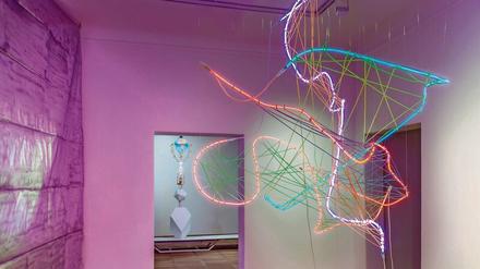 Spiel mit Linie und Fläche. Berta Fischers Installation „Nirix“ aus Schnüren und Neonröhren. 
