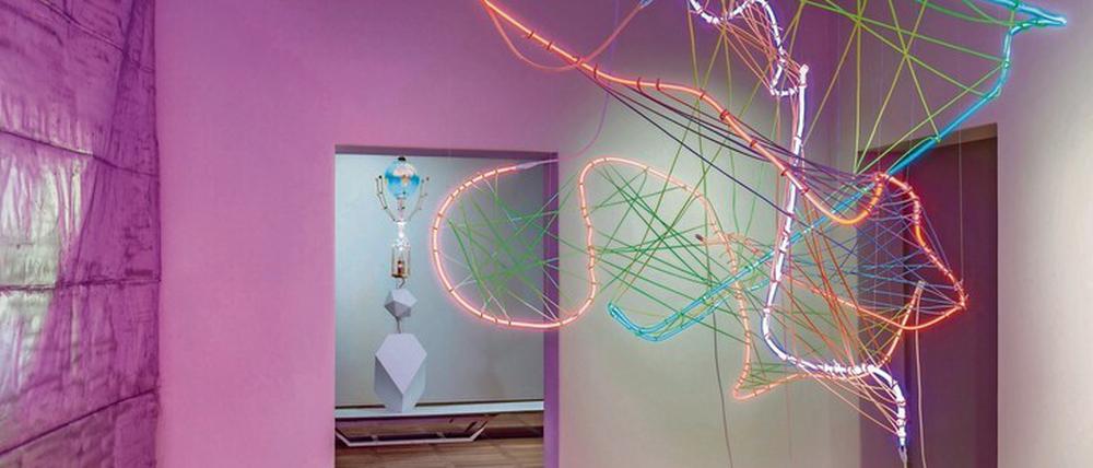 Spiel mit Linie und Fläche. Berta Fischers Installation „Nirix“ aus Schnüren und Neonröhren. 