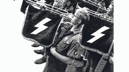 Aufmarsch der Verführten. Ein Fanfarenzug der „Hitler-Jugend“.