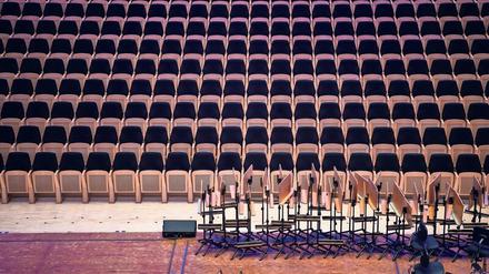 Die Stille nach dem Schluss. Im Dortmunder Konzerthaus stehen nur noch die Notenständer auf der Bühne, der Zuschauerraum bleibt leer. 