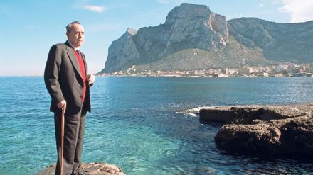 Fluch wie Sehnsuchtsort. Der Autor und Parlamentarier Leonardo Sciascia an der Felsküste bei Palermo. 