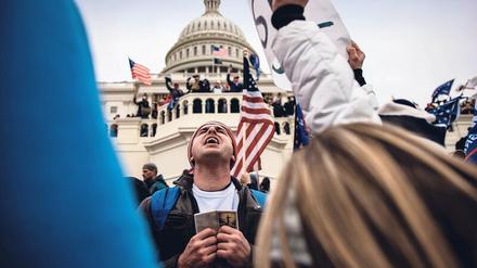 Gewaltbereite Trump-Unterstützer erklären sich vor dem Kapitol in Washington D.C. zu Volksvertretern