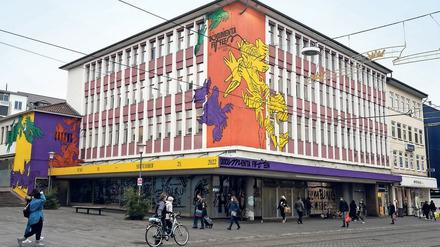 Das neue Logo. Die Documenta hat sich in einem ehemaligen Kaufhaus in der Innenstadt Kassels niedergelassen, das nun Ruru-Haus heißt. Seit Dezember zieren ineinandergreifende Hände die Fassade.