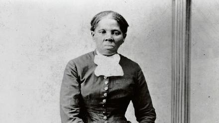 Vorkämpferin. Harriet Tubman (ca. 1820-1913) war Sklavin in Maryland, konnte fliehen und half anderen Afroamerikaner*innen zu entkommen. Demnächst soll ihr Konterfei den 20-Dollar- Schein zieren.