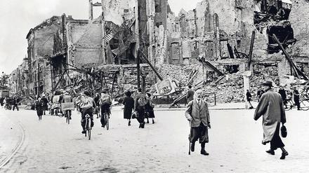 Ausgebombt. Friedo Lampe musste nicht an die Front, doch seine Wohnung in Charlottenburg wurde wie so viele Häuser in Berlin bei Angriffen der Alliierten zerstört.