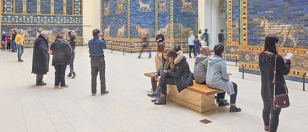 Besucher bestaunen das Ischtar-Tor im Pergamonmuseum.