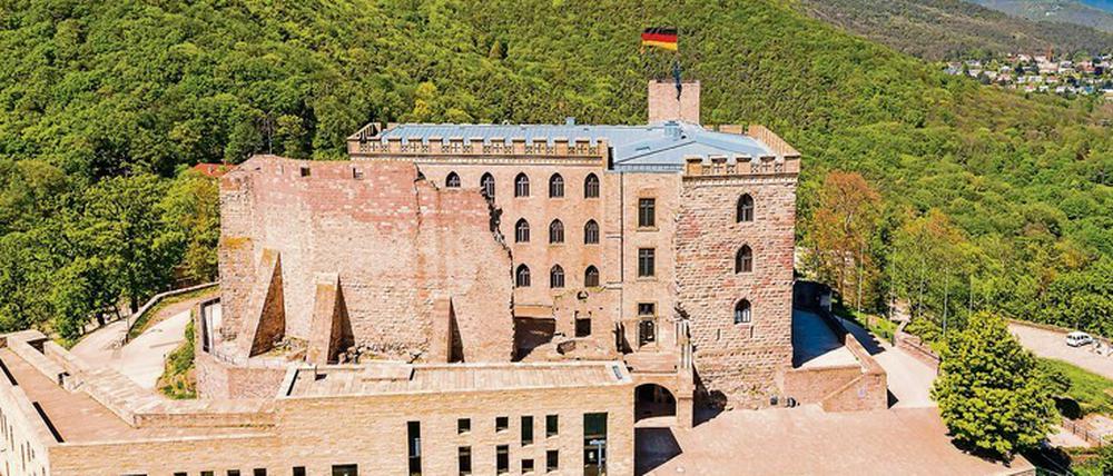 Im Mai 1832 wehte zum ersten Mal die schwarz-rot-goldene Fahne über dem Hambacher Schloss bei Neustadt.