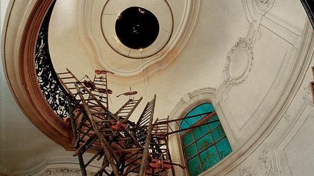 Himmelwärts. Rebecca Horns „Turm der Namenlosen“ (1994), hier installiert in einem Stiegenhaus am Wiener Naschmarkt, reflektiert die Ängste der Geflüchteten während des Balkankriegs.