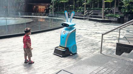 In jedem dieser Wesen könnte auch ein Rebell stecken. Ein Junge betrachtet ein vollautomatisiertes Reinigungsgerät im Flughafen Changi in Singapur.