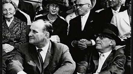 Lockerungsübung. Werner Haftmann (links) und Arnold Bode 1964 bei der Eröffnung der Documenta 3. Der Kunsthistoriker Haftmann war nicht nur Mitglied von NSDAP und SA, sondern auch als Anführer einer militärischen Einheit im Zweiten Weltkrieg an Folterungen beteiligt. 