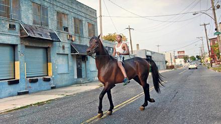 Ein PS. 2013 fotografierte Ann Sophie Lindström in prekären Regionen im US-Staat Philadelphia, in denen Pferde plötzlich wieder eine soziale Rolle spielen.