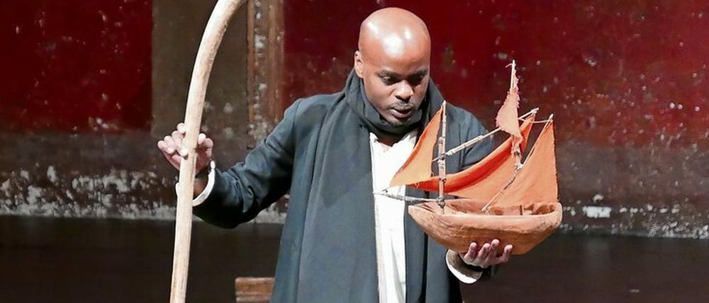 Magie des Einfachen. Ery Nzaramba spielt den Zauberer Prospero. Die Bühne ist, wie meist bei Brook, leer.