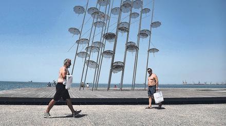 Heißer Sommer. Die „Umbrellas“ des Künstlers George Zongolopoulos passen ins Stadtbild.