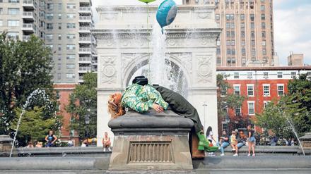 Rückkehr zur Normalität. Eine Straßenkünstlerin ruht sich vor dem Springbrunnen am Washington Square Park aus. Die Touristenmetropole hat eine schwere Zeit durchgemacht, aber die alten Probleme sind noch nicht aus der Welt.