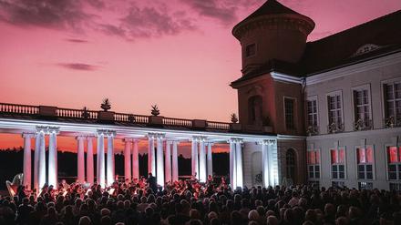 Mit etwas Glück verbinden sich an einem lauen Sommerabend die Kulisse des Rheinsberger Schlosses und der Klang des Orchesters zum atemberaubenden Gesamterlebnis.