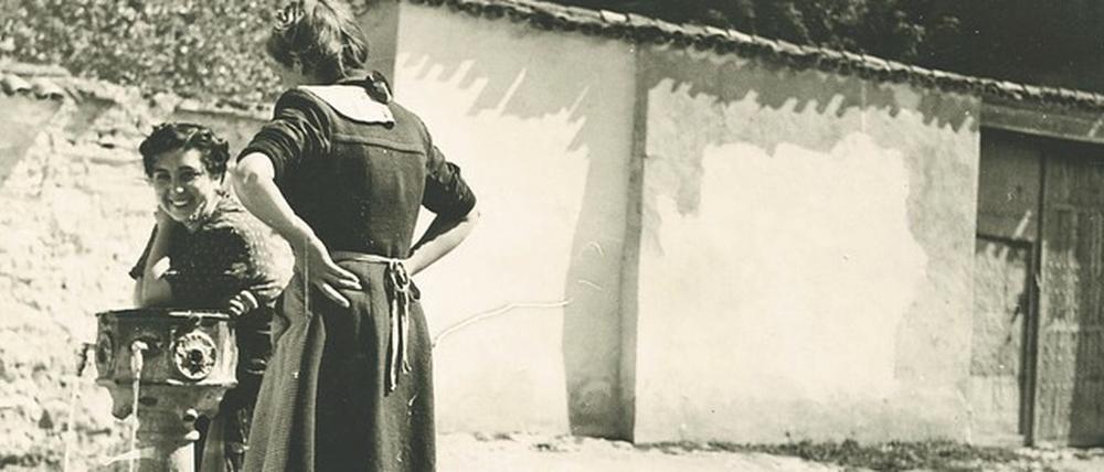 Durstige Region. Im Jahr 1952 füllen Frauen Wasserkrüge in Murcia.