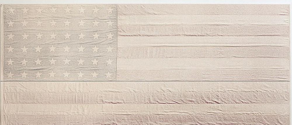 Trauerarbeit. AA Bronson übermalte US-Flaggen mit weißem Pigment als Erinnerung an die kalkige Schicht, die alles nach 9/11 überzog. 