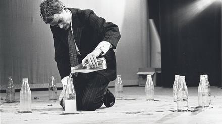 Schmits Performance „Zyklus für Wassereimer (oder Flaschen)“ ist eine Geduldsprobe. 