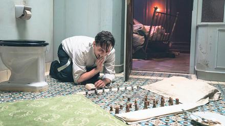 Die weiße Folter der Isolation. Josef Bartok (Oliver Masucci) vertreibt sich die quälende Langeweile in der Haft mit Schachpartien.