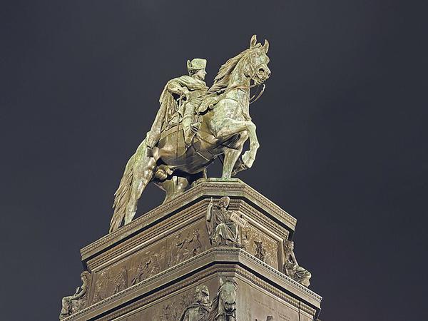 Friedrich II. reitet in Berlin Unter den Linden.