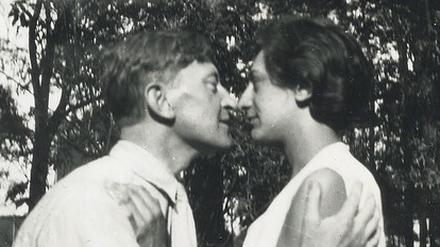 Anni und Josef Albers, aufgenommen 1925 im Garten des Bauhauses.