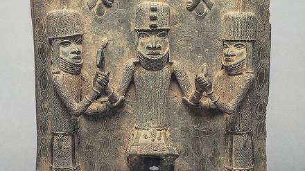 Schwere Kunst. Die aus dem Königreich Benin stammende Reliefplatte zeigt einen König mit zwei Würdenträgern.